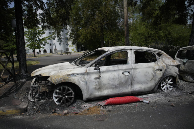 Γαλλία: Συγκρούσεις διαδηλωτών και αστυνομικών σε πορεία μνήμης του 17χρονου