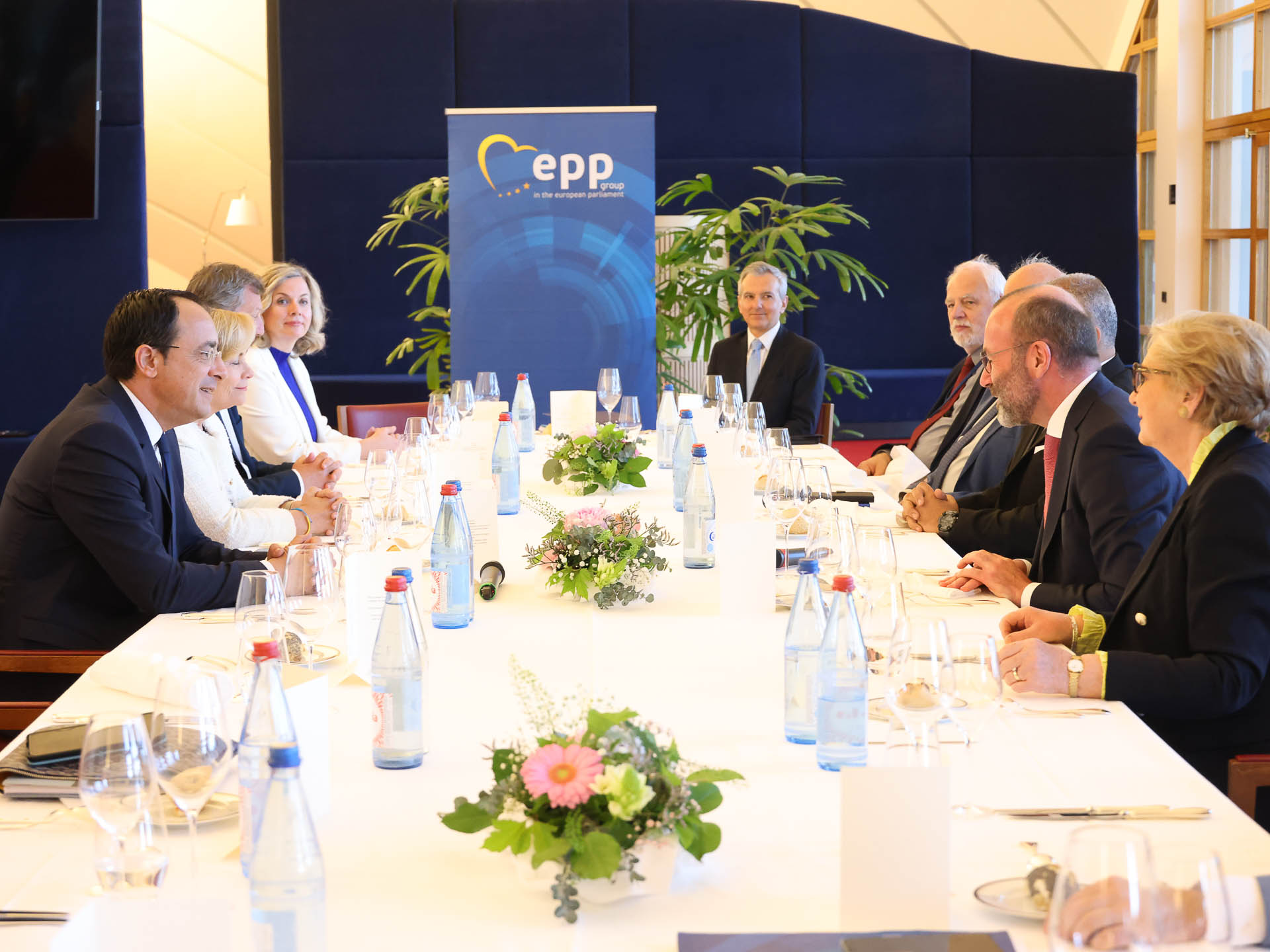 Σε γεύμα με τον Βέμπερ ο ΠτΔ, συναντήθηκε με την πολιτική ομάδα του ΕΛΚ