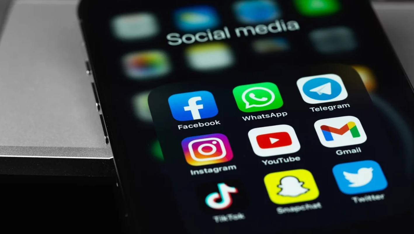 Γαλλία: Οι γονείς θα δίνουν συναίνεση για χρήση social media από τα παιδιά τους