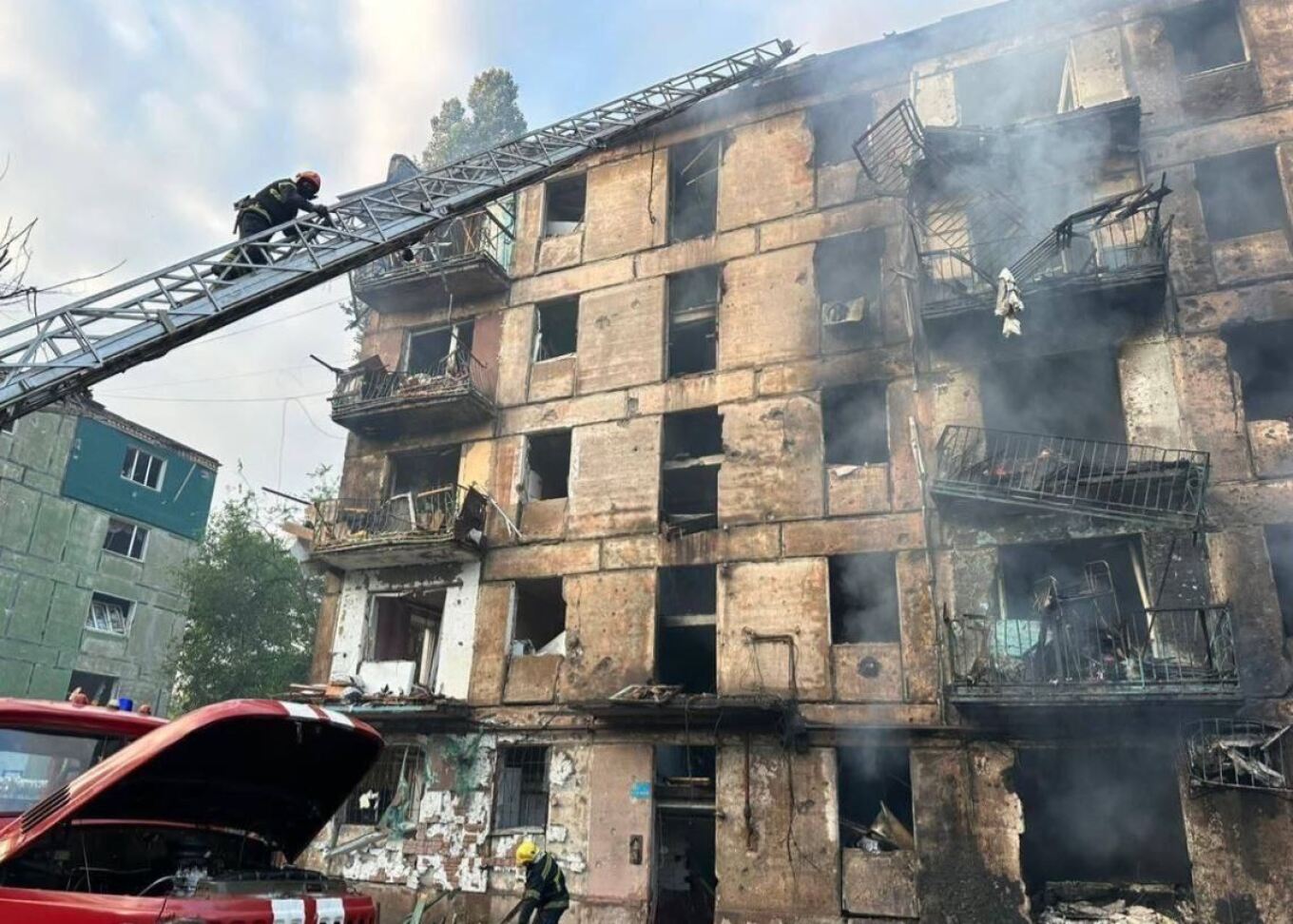 Ουκρανία: Τρεις νεκροί και 25 τραυματίες από ρωσικό πλήγμα σε πολυκατοικία