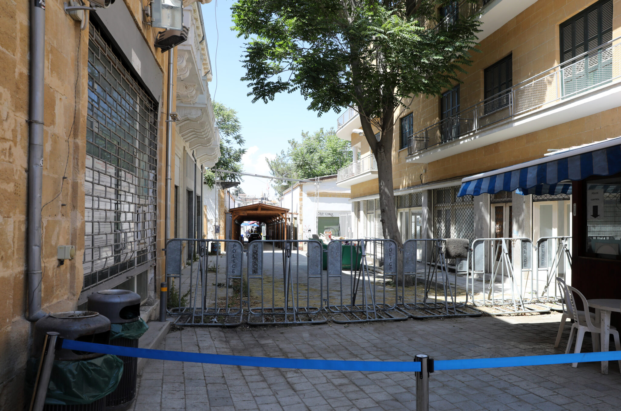 Αρνείται ότι επιτέθηκε στους τρείς αστυνομικούς στο οδόφραγμα της οδού Λήδρας