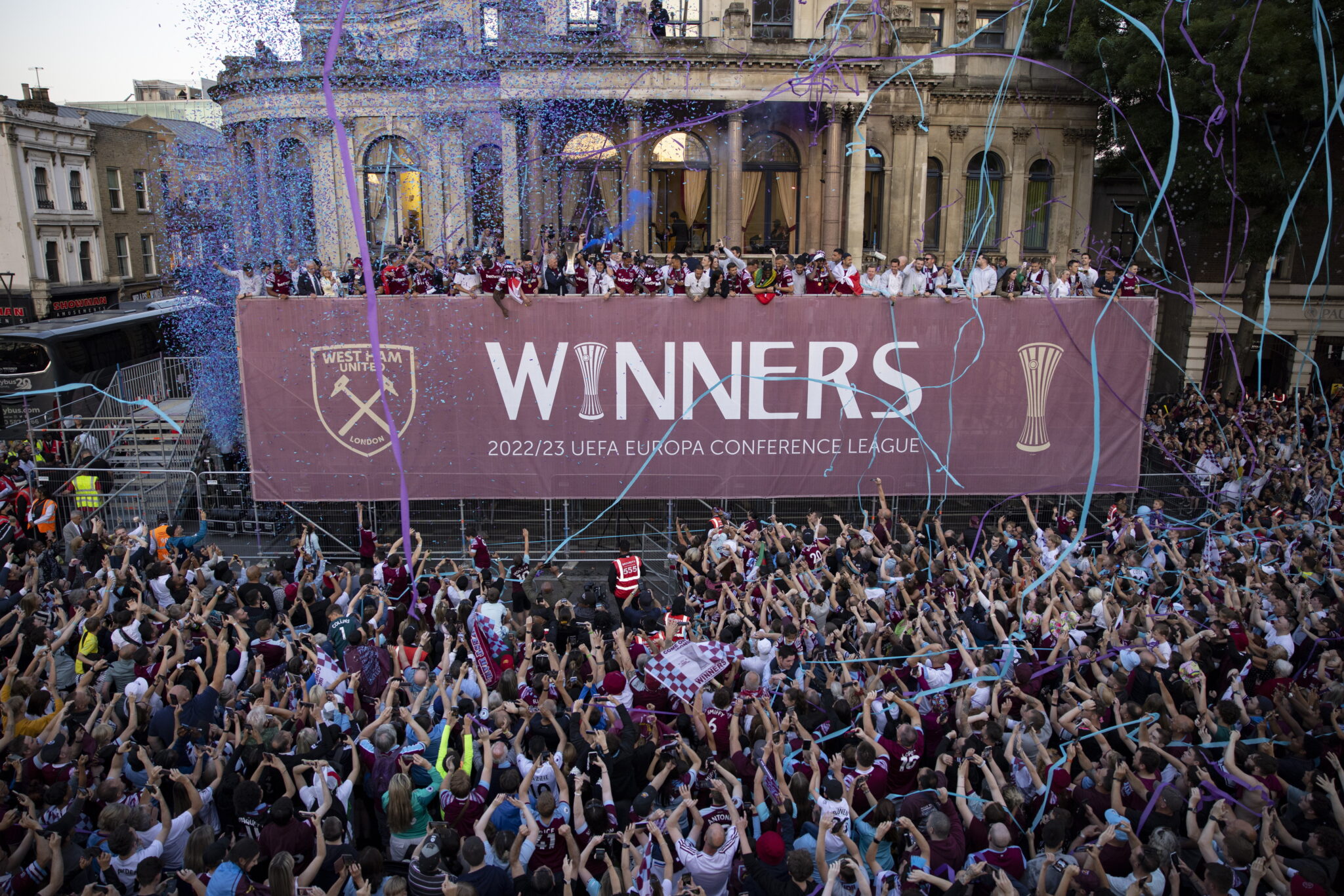 Η παρέλαση της Γουέστ Χαμ στο Λονδίνο με το τρόπαιο του Conference League