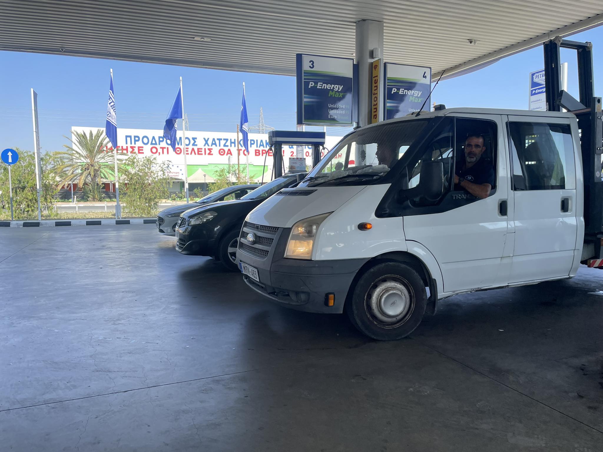 Ουρές στα πρατήρια για να γεμίσουν πριν την επαναφορά των τιμών των καυσίμων