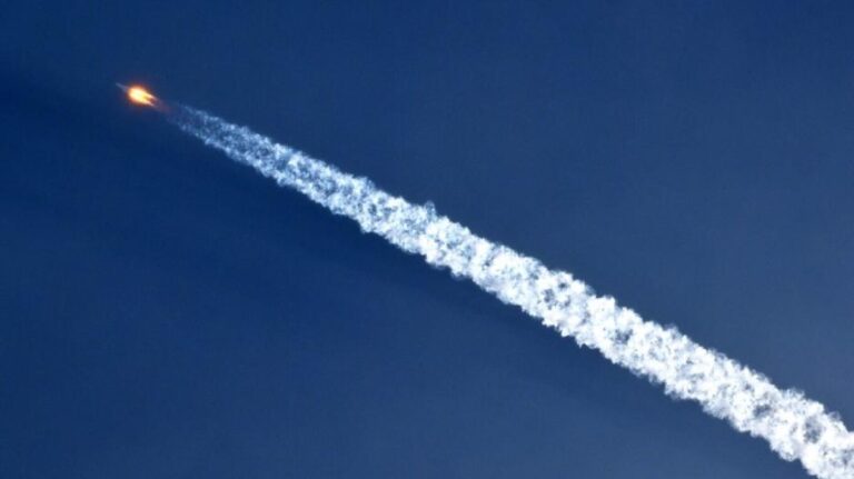 Ιράν: Αποκάλυψε τον πρώτο του υπερηχητικό βαλλιστικό πύραυλο