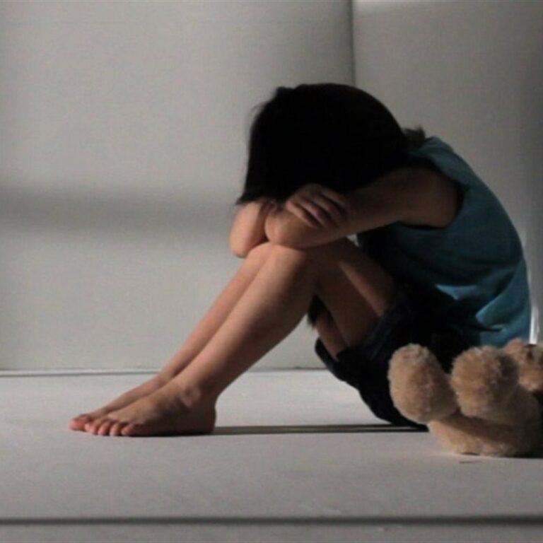 Φριχτή υπόθεση: Πατριός φέρεται να «βασάνιζε» τα παιδιά της συμβίας του