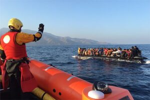 Δεκάδες μετανάστες στοιβαγμένοι σ' ένα ξύλινο πλοιάριο σώθηκαν στο παρά πέντε