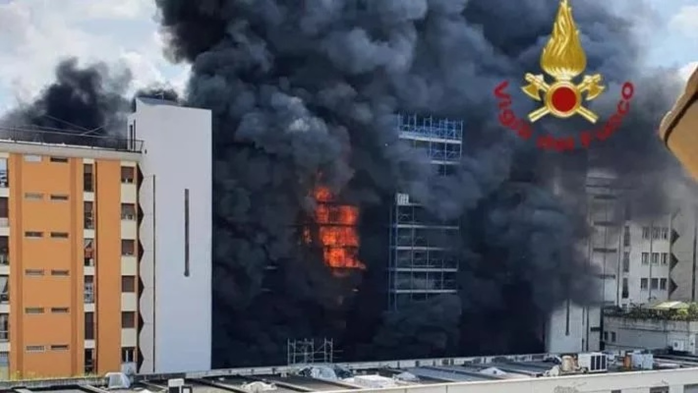 BINTEO: Στις φλόγες κτήριο στο κέντρο της Ρώμης, τουλάχιστον 12 τραυματίες