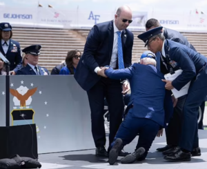 Σκόνταψε και έπεσε σε τελετή ο Τζο Μπάιντεν (ΒΙΝΤΕΟ)