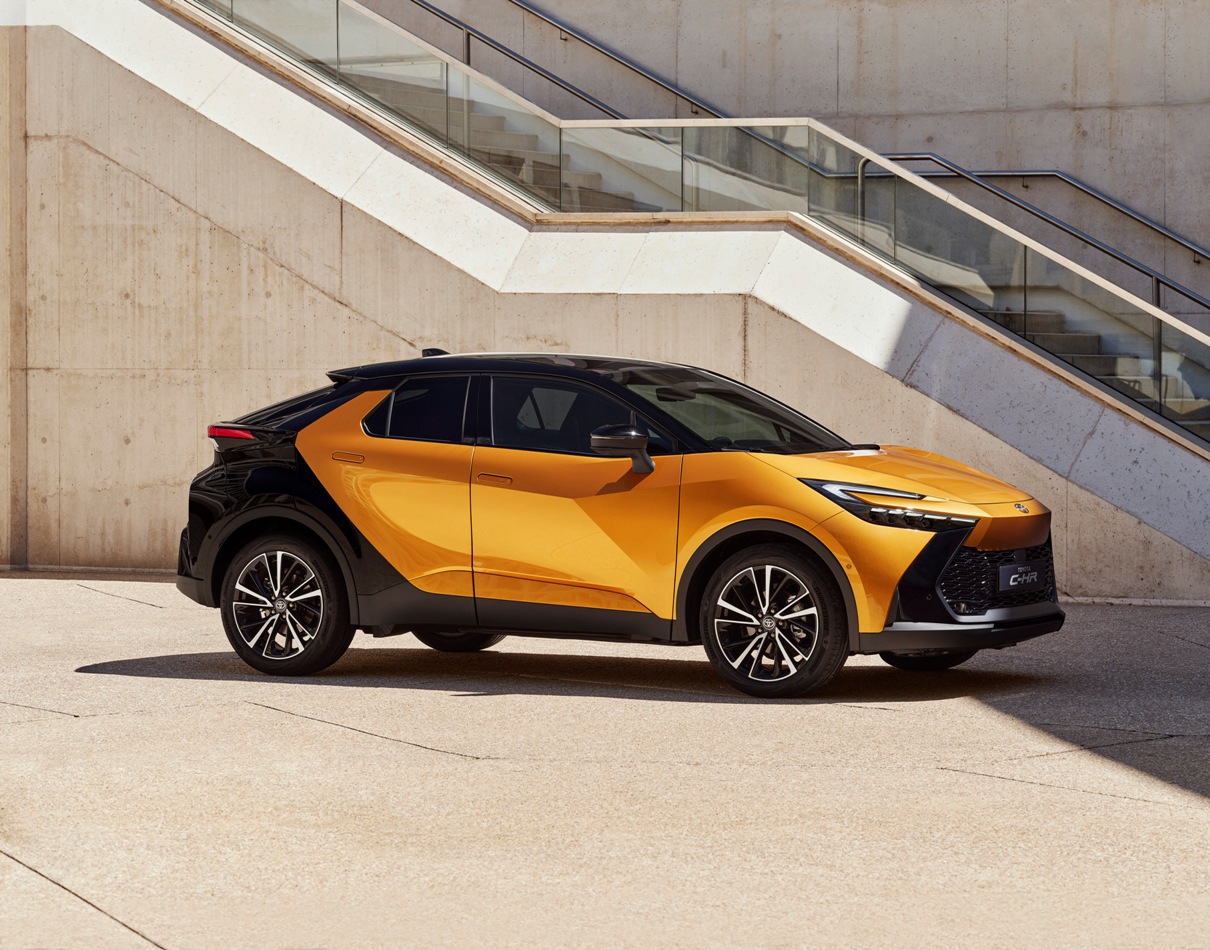 Παγκόσμια πρεμιέρα για το Toyota C-HR: Το νέο μοντέλο μπαίνει στην «πρίζα»