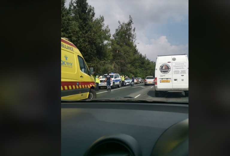 ΦΩΤΟ: Τροχαίο ατύχημα στον αυτοκινητόδρομο, ασθενοφόρο στο σημείο