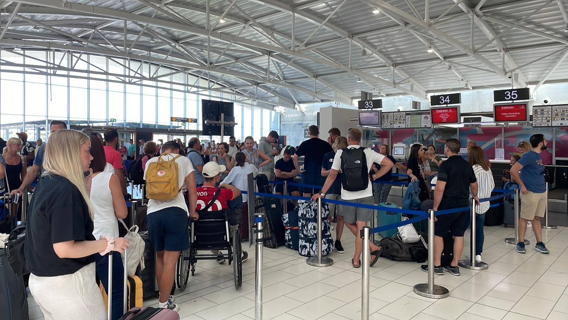ΦΩΤΟ: Απεργία λόγω καύσωνα στο αεροδρόμιο Λάρνακας, ουρές επιβατών στο check-in