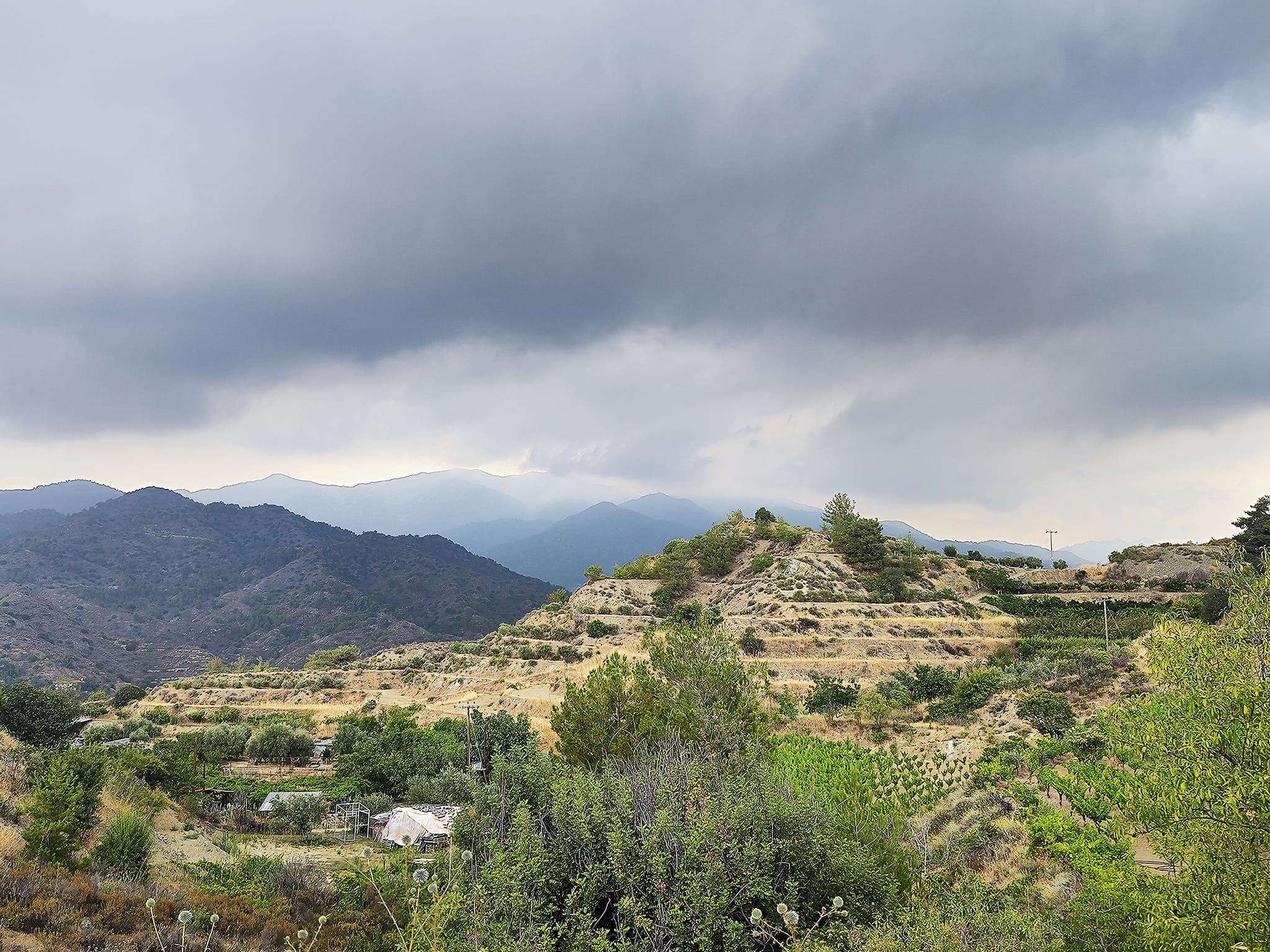 BINTEO&ΦΩΤΟ: Καλοκαιρινή μπόρα πλήττει την Κύπρο μεσούντος του Ιουλίου