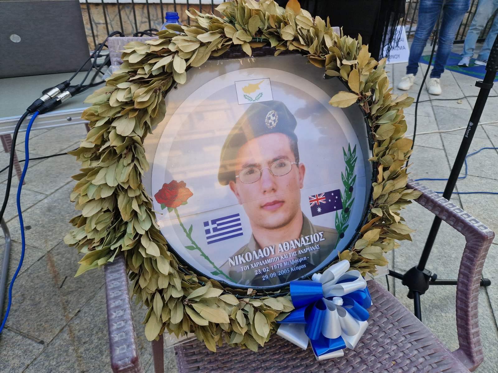 Μητέρες έξω από τη Νομική Υπηρεσία, ανήμερα της κατάταξης του Θανάση στην ΕΦ