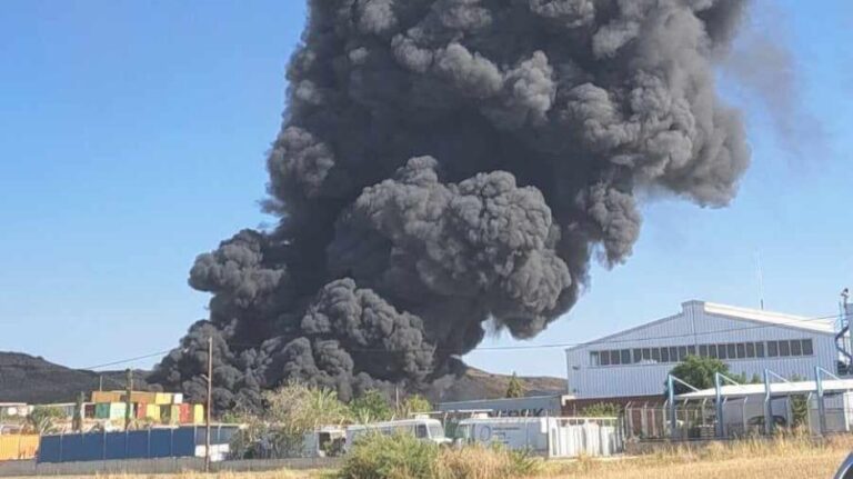 «Ούτε νερό, ούτε χώμα μπορεί να ρίξει η Πυροσβεστική στο εργοστάσιο στο Γέρι»