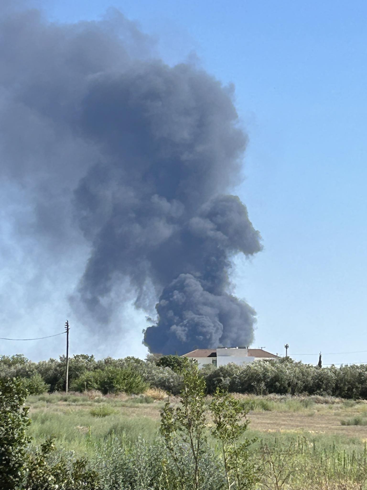 ΦΩΤΟ: Πυκνοί καπνοί στον ουρανό της Λευκωσίας, λόγω πυρκαγιάς στο Γέρι