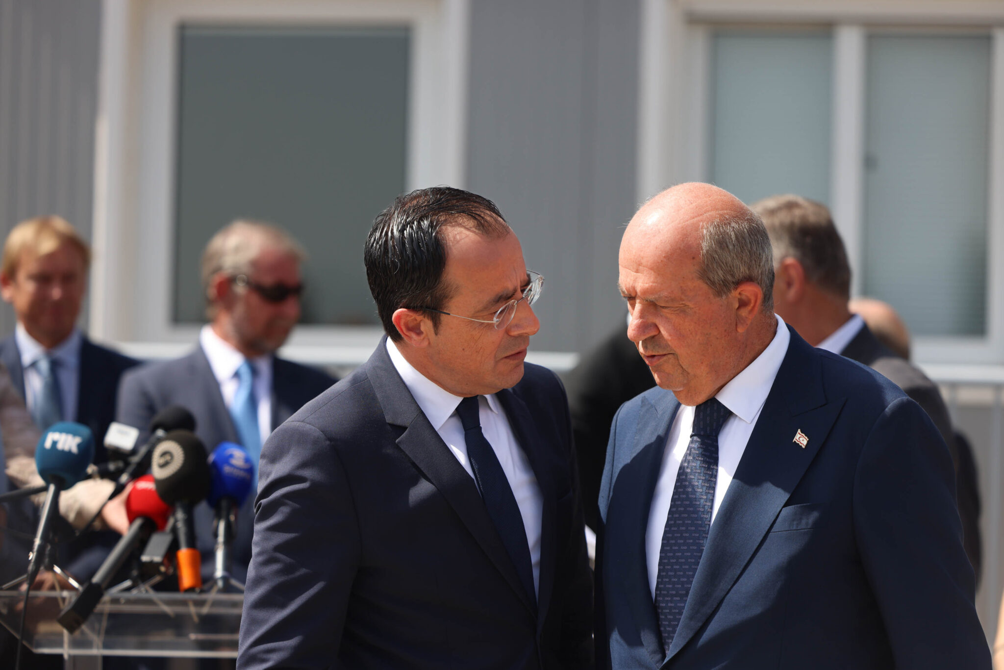 Δύο αλλοιώτικοι ηγέτες… Καθυστερήσεις, πηγαδάκια και inshallah (ΒΙΝΤΕΟ)