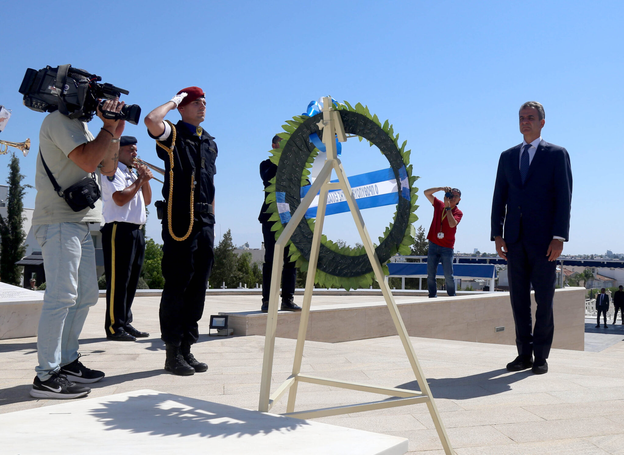 Από τον Τύμβο στην Αρχιεπισκοπή: Γεμάτη η ολιγόωρη παραμονή Μητσοτάκη στην Κύπρο