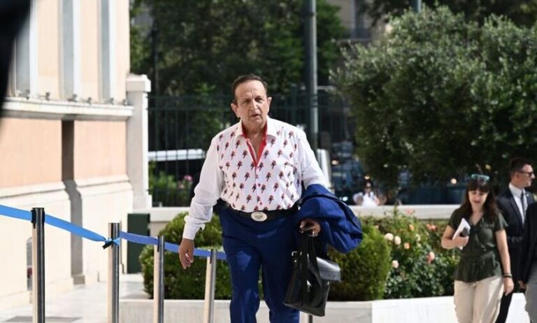 Ξεσπά ο Μπιμπίλας για τα.. παπαγαλάκια που φόρεσε και τον τρόλαραν-Τι συμβολίζει