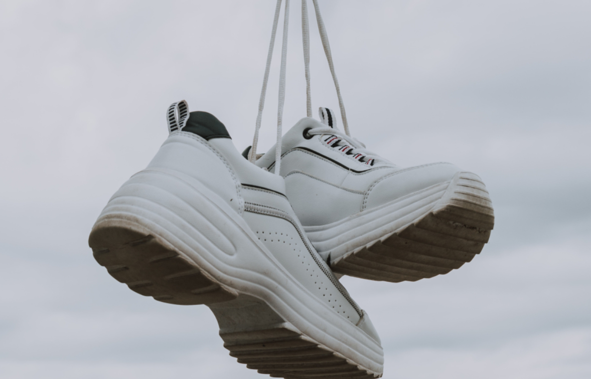 Το μόνο κόλπο που πιάνει για να μη μυρίζουν τα παπούτσια σου το καλοκαίρι