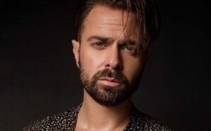 Kαι όμως ο Ηλίας Βρεττός θα γίνει… παρουσιαστής ψυχαγωγικής εκπομπής