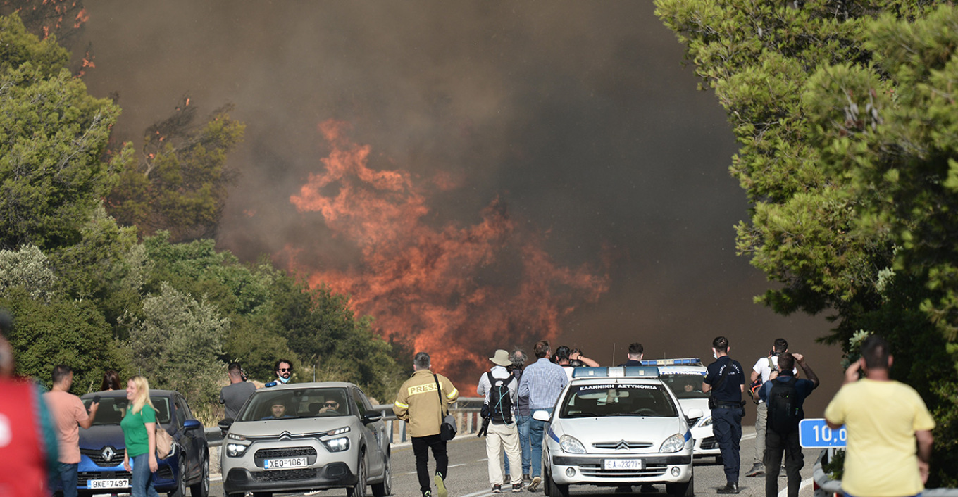 Αγωνία για τα πύρινα μέτωπα σε Μάνδρα και Λουτράκι