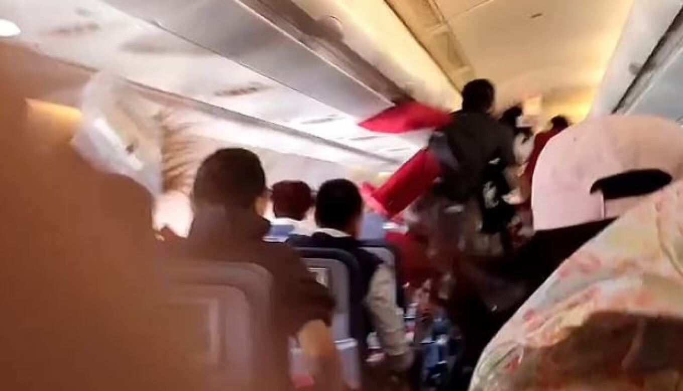 BINTEO: Επιβάτης και μέλος πληρώματος αεροπλάνου εκτοξεύτηκαν λόγω αναταράξεων