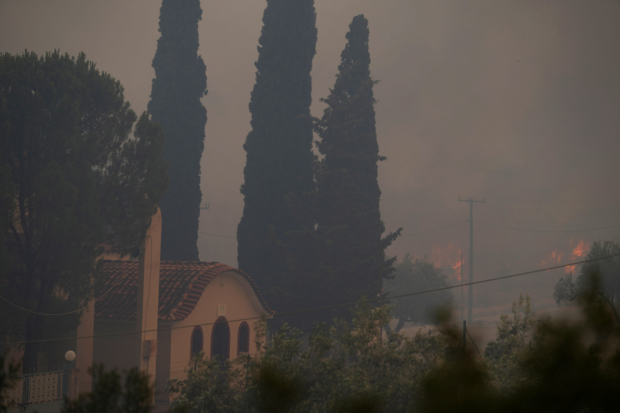 Δίνουν μάχη με τον χρόνο: Ακόμη μια νύχτα-κόλαση στα πύρινα μέτωπα της Ελλάδας