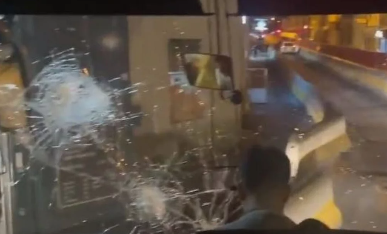 Επεισόδια στη Γαλλία: Λεωφορείο με Κινέζους τουρίστες δέχτηκε επίθεση με πέτρες