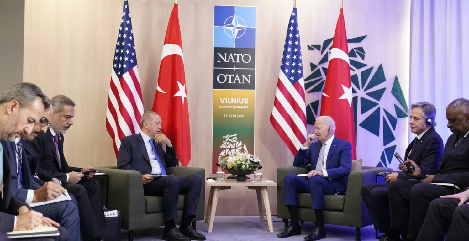 Αμερικανός δημοσιογράφος: Πόσα δισεκατομμύρια έταξε ο Μπάιντεν στον Ερντογάν