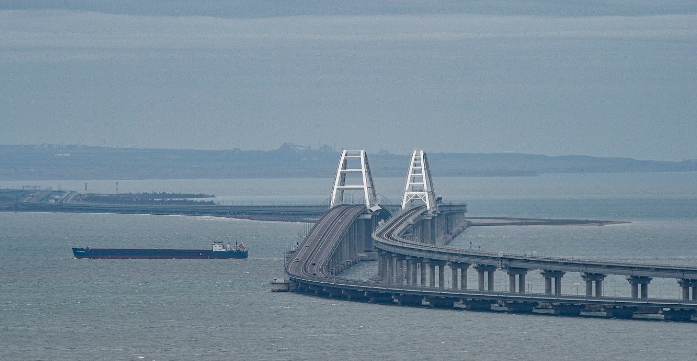 Προσωρινό «μπλόκο» στην κυκλοφορία των οχημάτων στη Γέφυρα της Κριμαίας