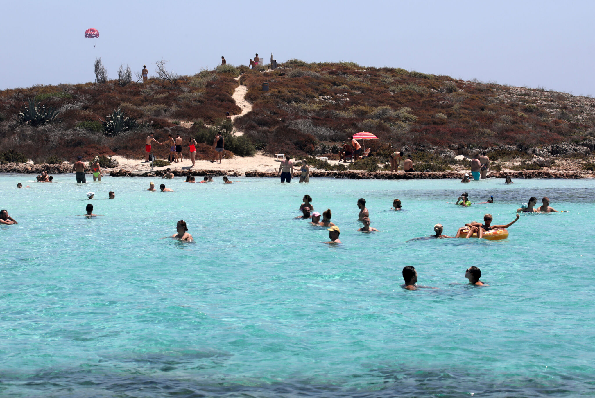 Δεν «έπεφτε καρφίτσα»: Χιλιάδες κατέκλυσαν τις παραλίες εν μέσω καύσωνα