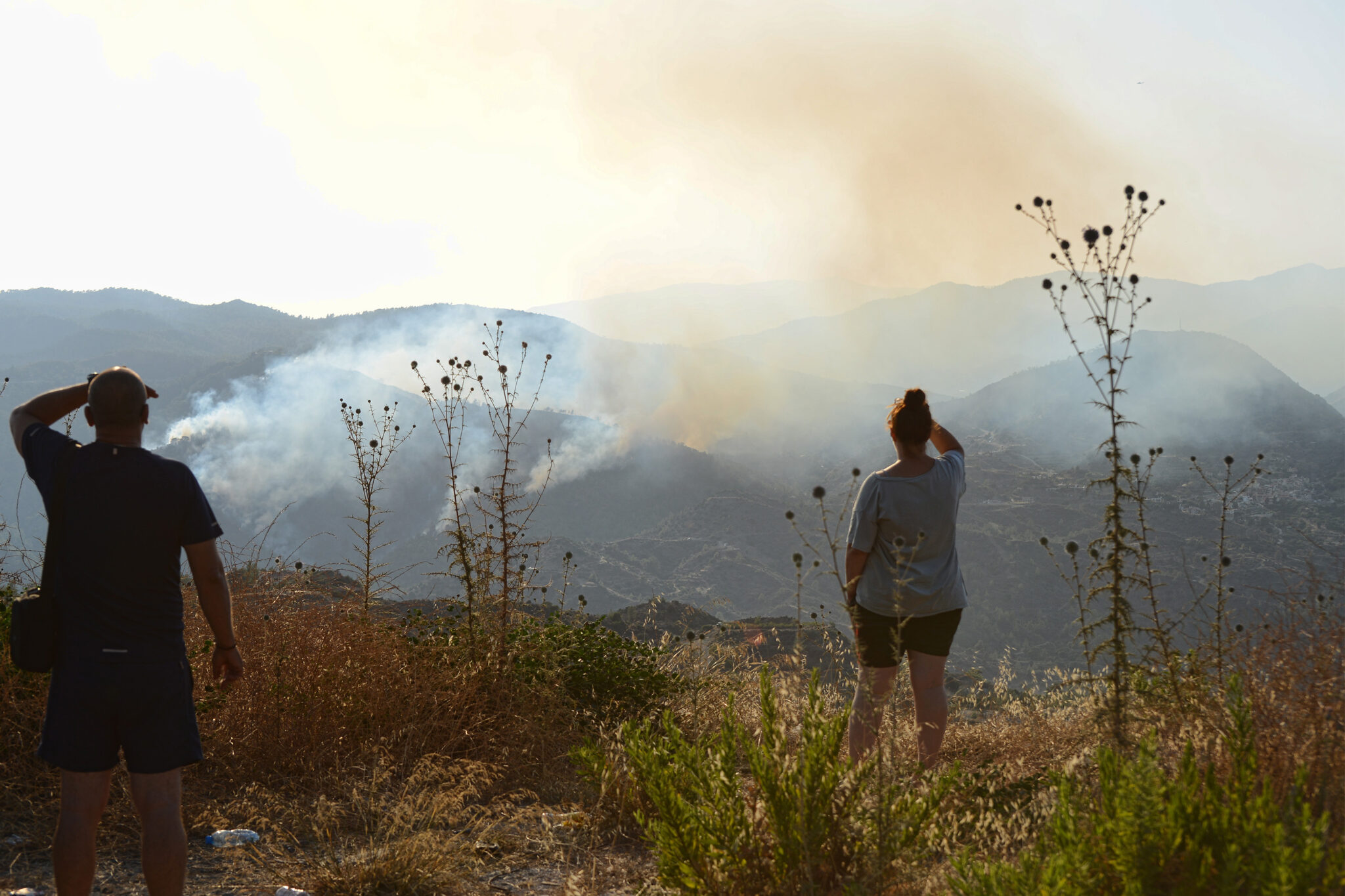 Ρίψη φωτοβολίδων πιθανόν η αιτία της πυρκαγιάς στην Άλασσα, λέει ο Κεττής