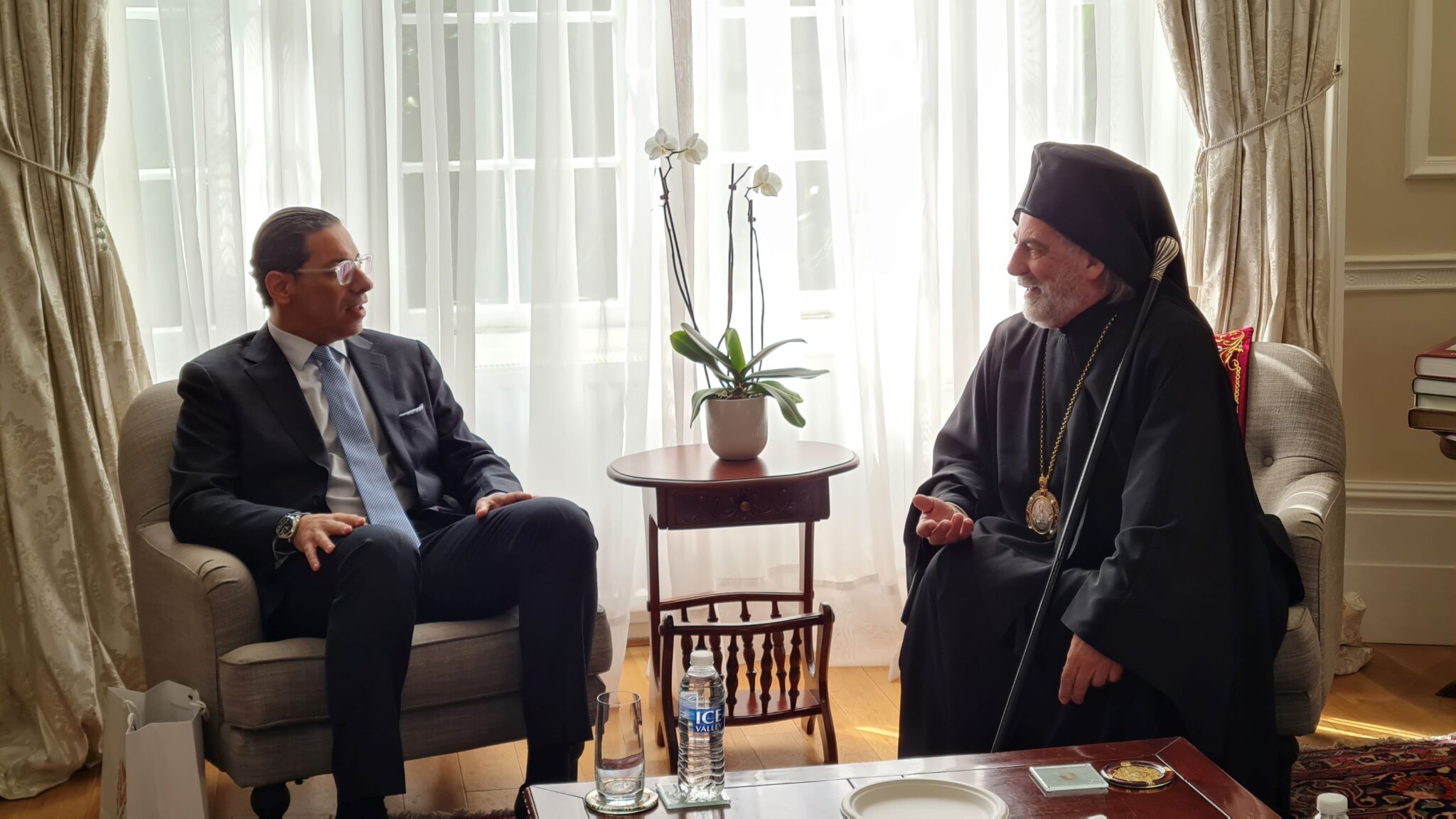 Κόμπος: Επαφές σε Αρχιεπισκοπή Θυατείρων και Κοινοβούλιο στο Λονδίνο