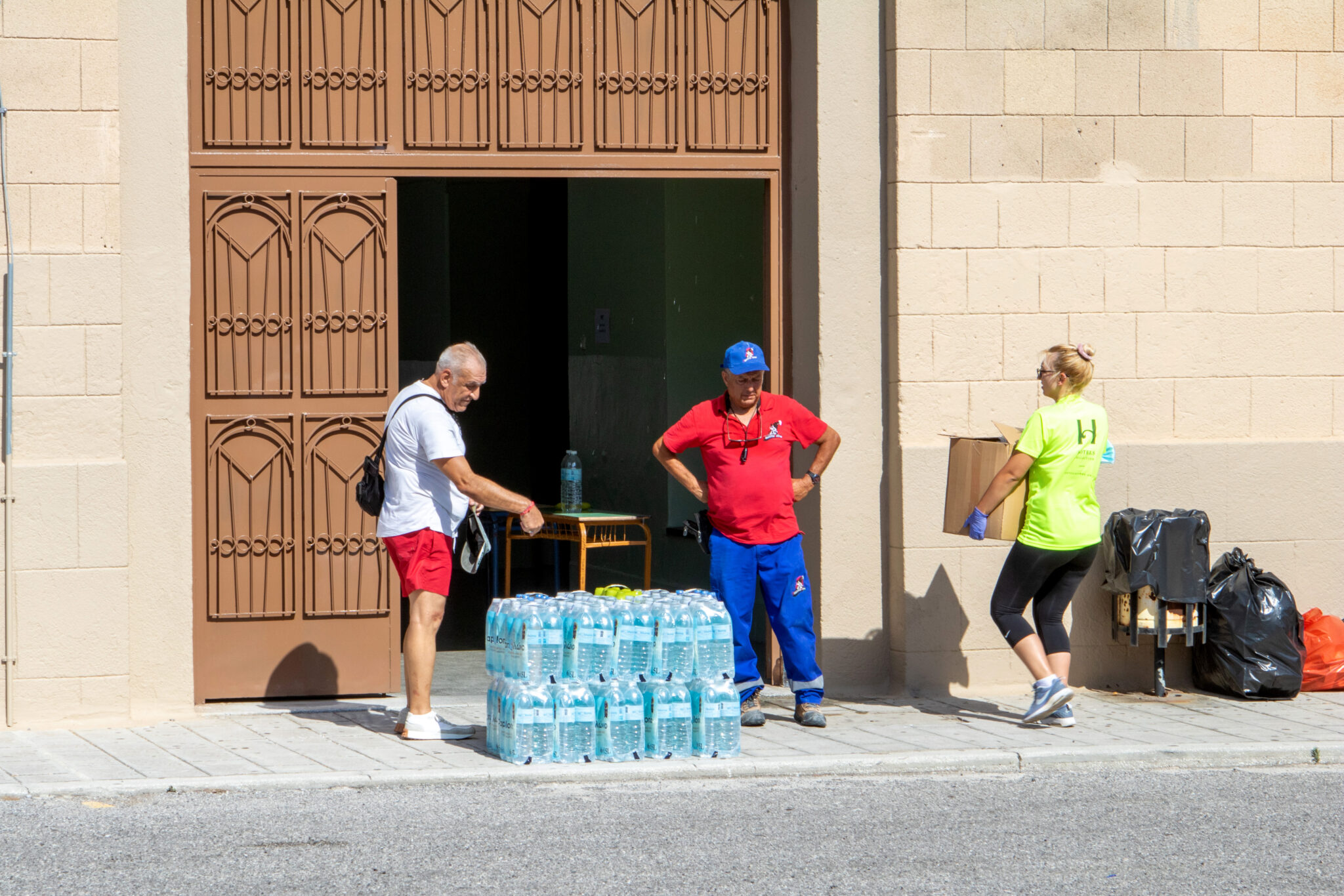 Οι Ροδίτες διδάσκουν ανθρωπιά: Άνοιξαν τα σπίτια τους για τους τουρίστες