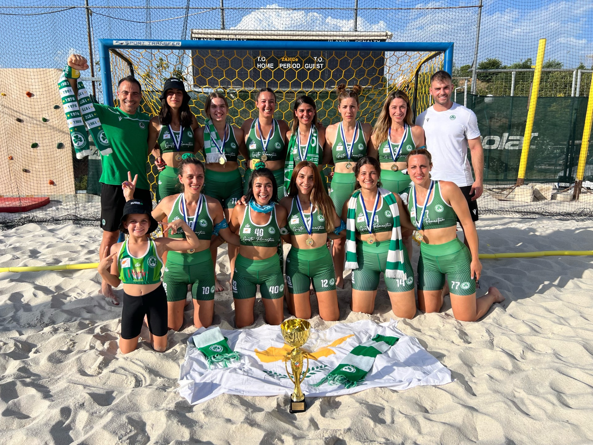 Ομόνοια: Σήκωσαν τίτλο και τον αφιέρωσαν στους πυρόπληκτους της Ελλάδας (ΒΙΝΤΕΟ)