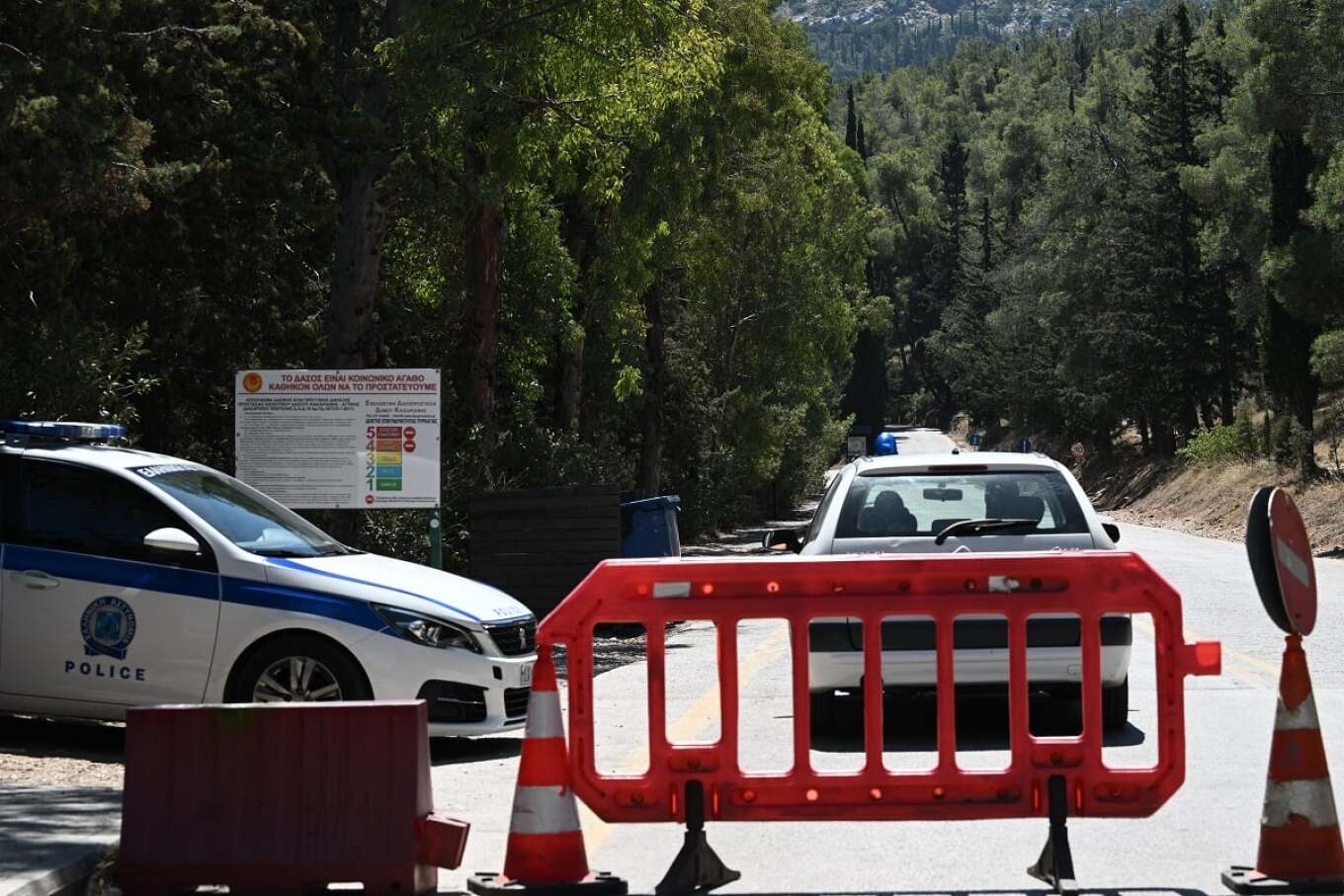 Εμπρηστικός μηχανισμός εντοπίστηκε στον Υμηττό, αναζωπυρώσεις στη Ρόδο