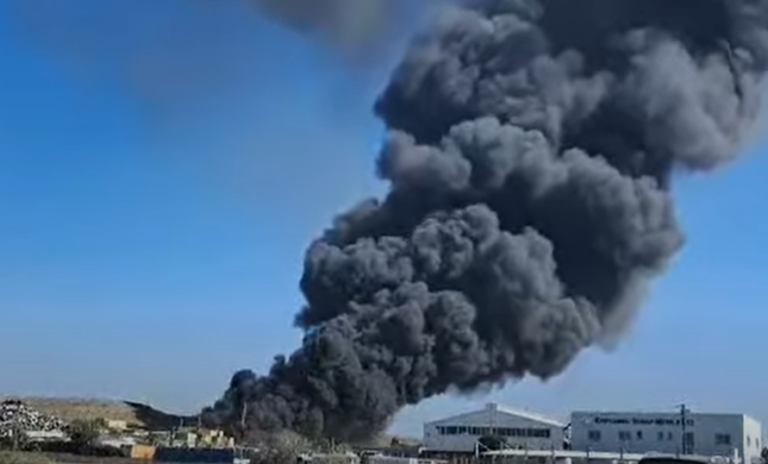 ΒΙΝΤΕΟ: Καίγεται ολοσχερώς το εργοστάσιο στο Γέρι