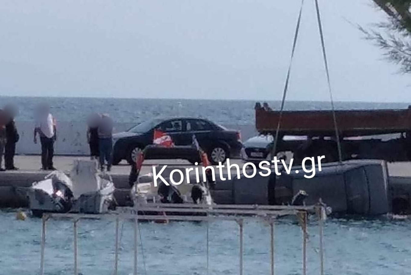 Κιάτο: Οδηγός κινδύνευσε όταν το αυτοκίνητό του έπεσε στη μαρίνα