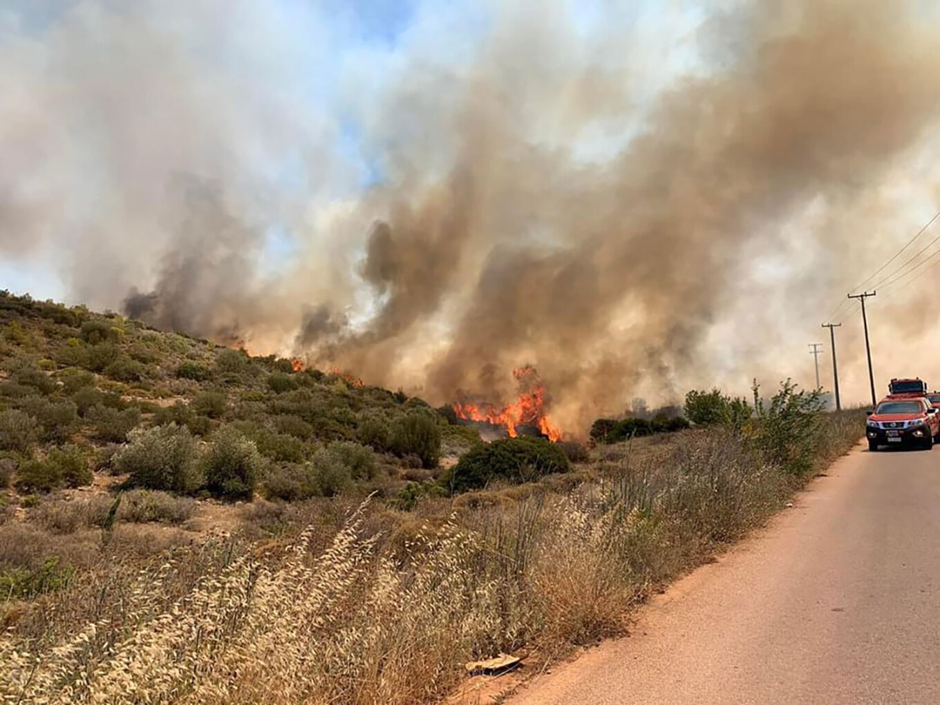 Φωτιά στον Κουβαρά: Καίγονται σπίτια (ΒΙΝΤΕΟ&amp;ΦΩΤΟ)