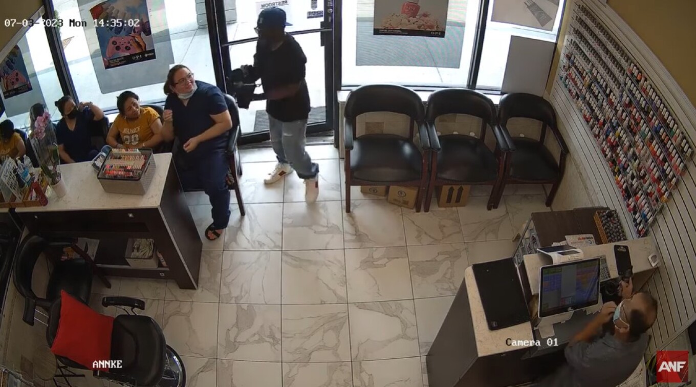 Ληστής για κλάματα: Πελάτες τον αγνοούν και φεύγει με… άδεια χέρια (ΒΙΝΤΕΟ)