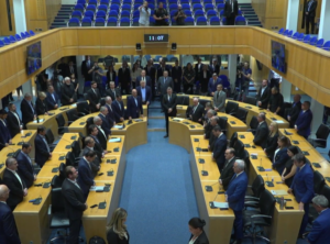 «Δεν ξεχνούμε»: Τήρησαν ενός λεπτού σιγή για τις μαύρες επετείους (ΒΙΝΤΕΟ)