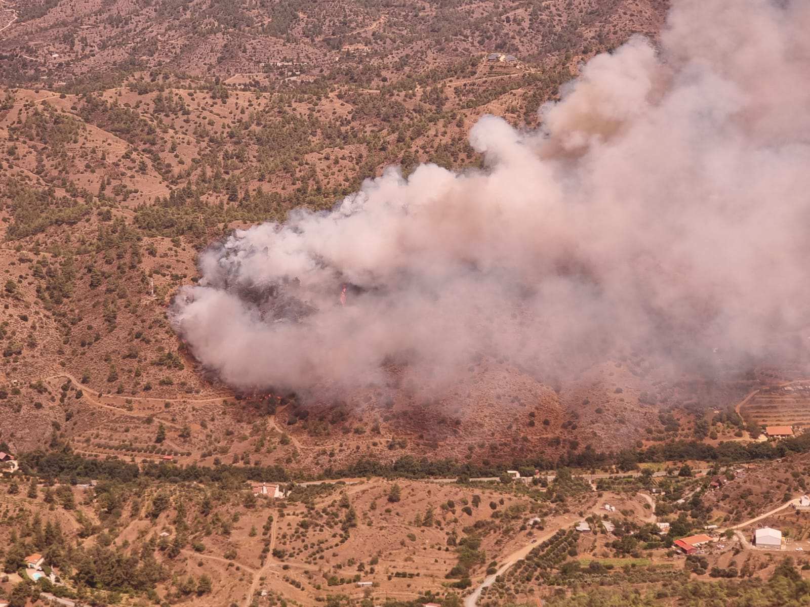 ΒΙΝΤΕΟ: Διαχειρίσιμη η πυρκαγιά στο Παλαιχώρι, επιχειρούν ισχυρές δυνάμεις