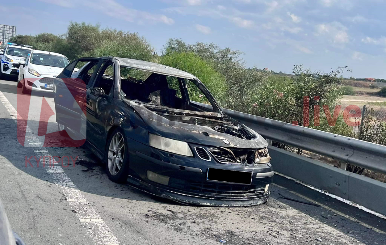 ΦΩΤΟ: Στάχτη έγινε το όχημα που τυλίχθηκε στις φλόγες κοντά στο ΓΣΠ