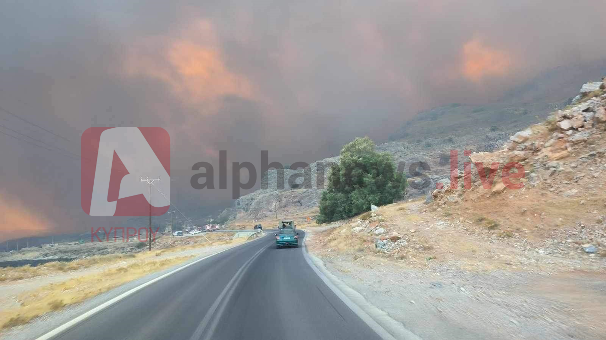 Φωτιά στη Ρόδο: Απεγκλωβίζονται εκατοντάδες άτομα που βρίσκονταν σε παραλίες