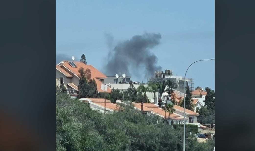 ΦΩΤΟ: Επηρεάστηκε εγκαταλελειμμένο υποστατικό από φωτιά στη Λεμεσό