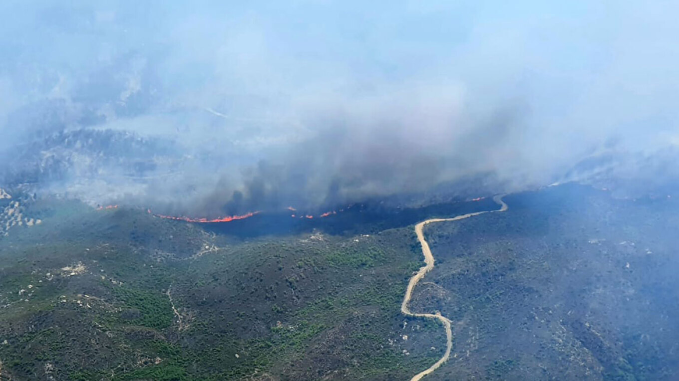 Σε πύρινο κλοιό η Ελλάδα, μαίνονται πυρκαγιές σε Ρόδο, Αίγιο και Κάρυστο