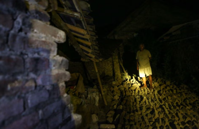 Φονικός σεισμός στην Ινδονησία