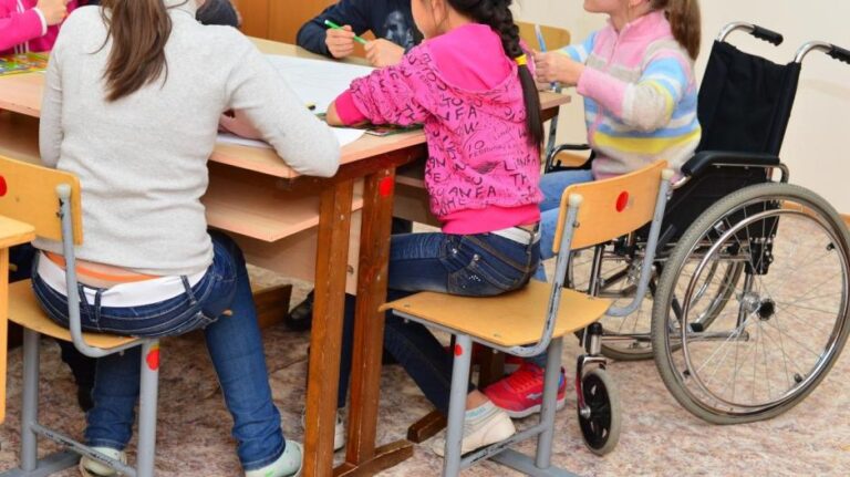 Στη Βουλή το θέμα ειξειδικευμένων συνοδών σε παιδιά με αναπηρία ή χρόνια πάθηση