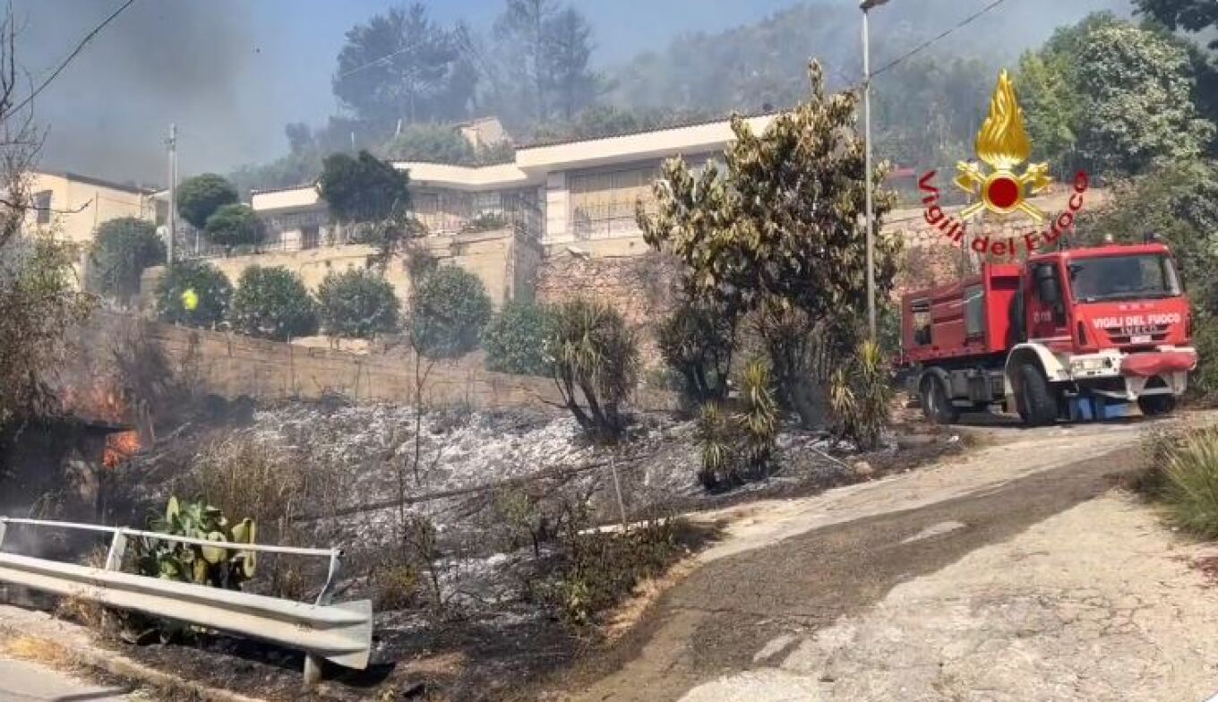 Ξεπέρασαν τις 50 οι πυρκαγιές στη Σικελία, πολλοί κάτοικοι χωρίς ρεύμα