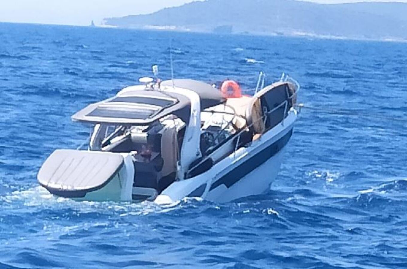 BINTEO: Καρέ-καρέ η διάσωση ατόμων από ταχύπλοο που βυθιζόταν στην Ελλάδα